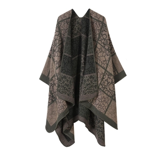 Châle en tricot rétro avec motifs géométriques marron et vert foncé sur fond blanc