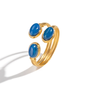 Détail d'une bague dorée ajustable ornée de trois pierres naturelles bleues ovales