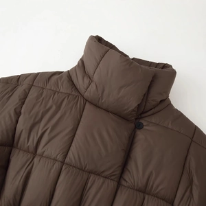 Veste matelassée marron foncé pour femme avec col montant et boutons-pression cachés