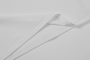 Nahaufnahme des doppelt genähten Saums und der weißen Netzstoffstruktur am Kleid