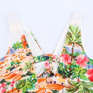 Détail de la robe midi à imprimé tropical avec décolleté en V et laçage dans le dos