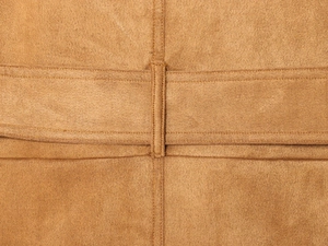 Dettaglio del blazer in pelle scamosciata marrone con cuciture fini e trama di qualità