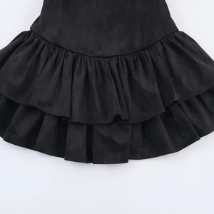 Mini-jupe tendance en daim noir avec ourlet à double épaisseur et volants superposés