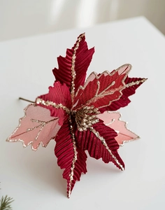 Dettaglio di una stella di Natale rosso scuro da 25cm con paillettes dorate e rete