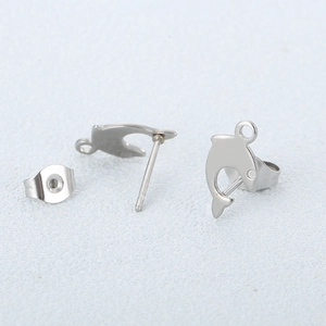 Detailansicht der silbernen Delfin-Ohrstecker mit Vorderseite, Stiften und Verschlusskappen