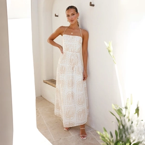 Détail de robe longue à licou avec imprimé floral tropical et taille élastique