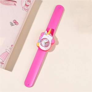 Gros plan d'une montre licorne rose pour enfants avec couvercle en silicone 3D et cadran
