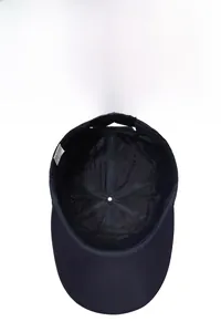 Vista interna del cappellino navy con cuciture a croce e tessuto traspirante leggero