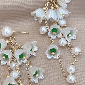 Boucles d'oreilles élégantes muguet avec perles blanches et chaîne en métal doré