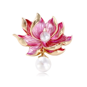 Détail de la broche lotus en émail rose bords dorés avec pendentif en perle blanche