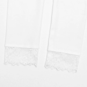 Détail de la bordure en dentelle blanche élégante sur l'ourlet d'un vêtement ajusté
