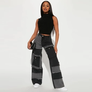 Detail der kontrastfarbenen Patchwork-Cargo-Jeans mit hoher Taille und Multi-Taschen