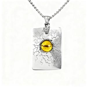 Pendentif rectangulaire argenté avec pierre jaune et texture craquelée sur chaîne
