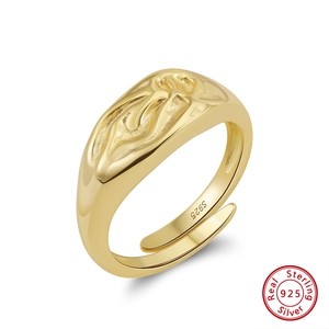 Makroaufnahme der S925-Punze auf der Innenseite des vergoldeten Rings aus Sterlingsilber