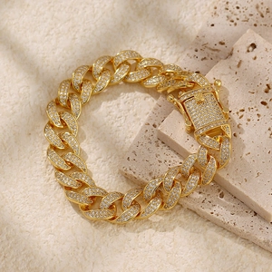 Vista dettagliata di un bracciale a maglia cubana placcato oro con chiusura quadrata