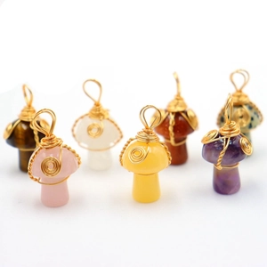 Pendentifs champignons faits main avec cristaux naturels et fil doré artisanal