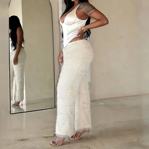 Ensemble haut corset en soie blanche et jupe à franges duveteuse pour femme en studio