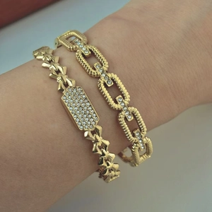 Elegant gold-plated chain bracelet set with sparkling rhinestones for women on wrist