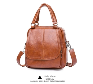 Vista lateral de la mochila de cuero sintético marrón caramelo con asa superior