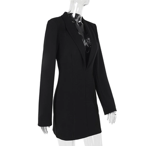 Détail du décolleté en V profond et coupe ajustée sur une robe blazer noire à manches
