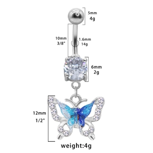 Vue macro du piercing de nombril papillon argenté avec dégradé bleu et strass brillants