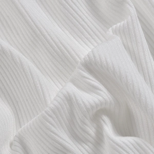 Nahaufnahme von weißem Rippstrickgewebe mit feiner Textur und elastischem vertikalem Gewebe
