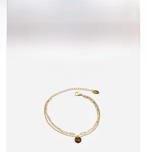 Vue détaillée du bracelet double couche doré avec pendentif Lucky et design de chaînes