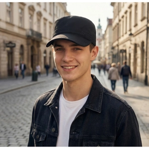 Détail d'une casquette militaire noire avec broderie SPORT et une veste en jean décontractée