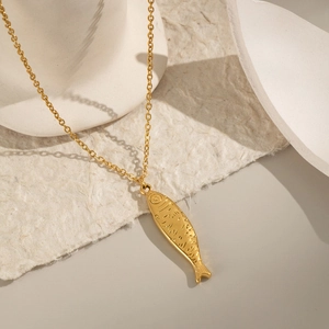 Collier à pendentif poisson doré minimaliste avec texture gravée sur support de mannequin