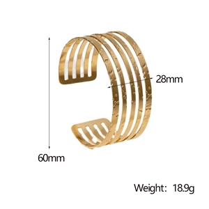 Hammered 18k gold plated stainless steel cuff bracelet with 60mm diameter and 18.9g weight