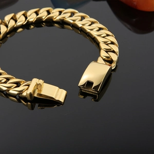 Makro-Detail des hochglanzpolierten goldenen Panzerarmbands mit sicherem Faltverschluss