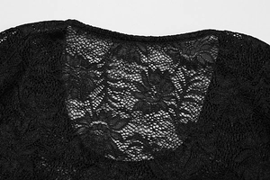 Détail rapproché du col en dentelle florale noire avec broderies et effet ajouré