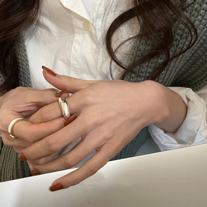 S925 sterling silver pebble ring with minimalist smooth geometric design on female hand
