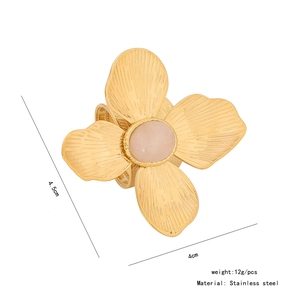 Détail d'un rond de serviette doré avec pierre rose montrant les dimensions exactes