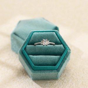 S925 sterling silver emerald-cut zircon ring in a luxury velvet hexagonal gift box