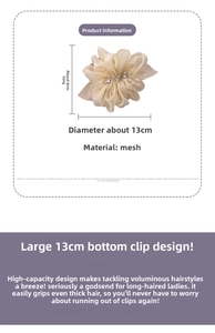 Makroaufnahme einer 13 cm großen cremeweißen Chiffon-Blumen-Haarklammer mit Strassdetails