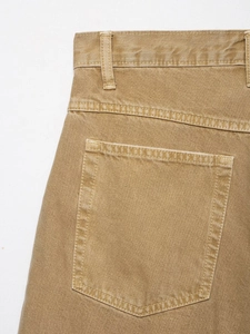 Detailansicht aus braunem Twill-Baumwollstoff mit feinen Nähten an den Gesäßtaschen