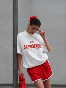 Λεπτομέρεια λευκού βαμβακερού T-shirt με τύπωμα ASV και κόκκινο αθλητικό σορτς