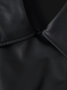 Gros plan sur les coutures et la texture mate d'une veste en similicuir noir de qualité