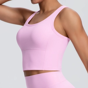 Nahaufnahme der Seite des rosa Yoga-Tops mit elastischer Stoffstruktur und Nähten