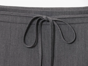 Dettaglio macro dei pantaloni grigio antracite con coulisse regolabile in vita