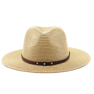 Dettaglio del cappello fedora in lino kaki con fascia in cuoio marrone e pietre turchesi