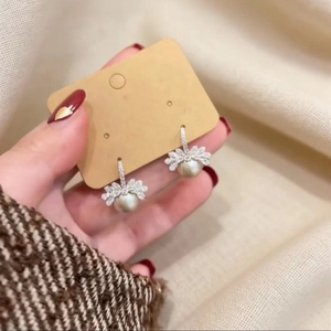 Boucles d'oreilles élégantes en argent doré avec perles rondes et détails en zircone
