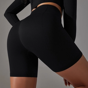 Dettaglio dei pantaloncini da yoga senza cuciture con trama a nido d'ape traspirante