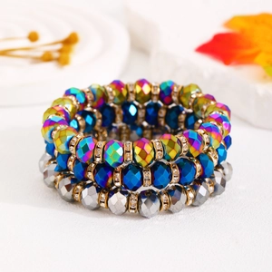 Detalle de un conjunto de tres pulseras bohemias con cuentas de cristal facetadas