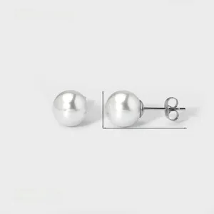 Détail de boucles d'oreilles boules en or 18 carats montrant le diamètre de 0,78 cm et 1,0g