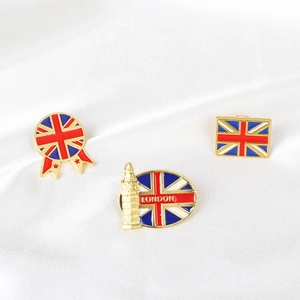 Broches émaillées Union Jack et Big Ben de Londres sur un élégant satin blanc brillant