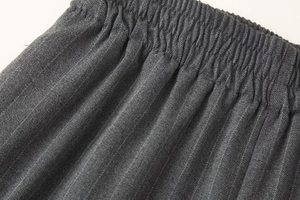 Gros plan détaillé sur la texture à rayures grises et la taille élastique du pantalon