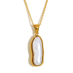 Collier élégant en acier plaqué or 18K avec pendentif perle baroque sur fond blanc neutre
