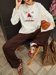 T-shirt blanc oversize en coton à manches longues avec imprimé cheval rouge et pantalon